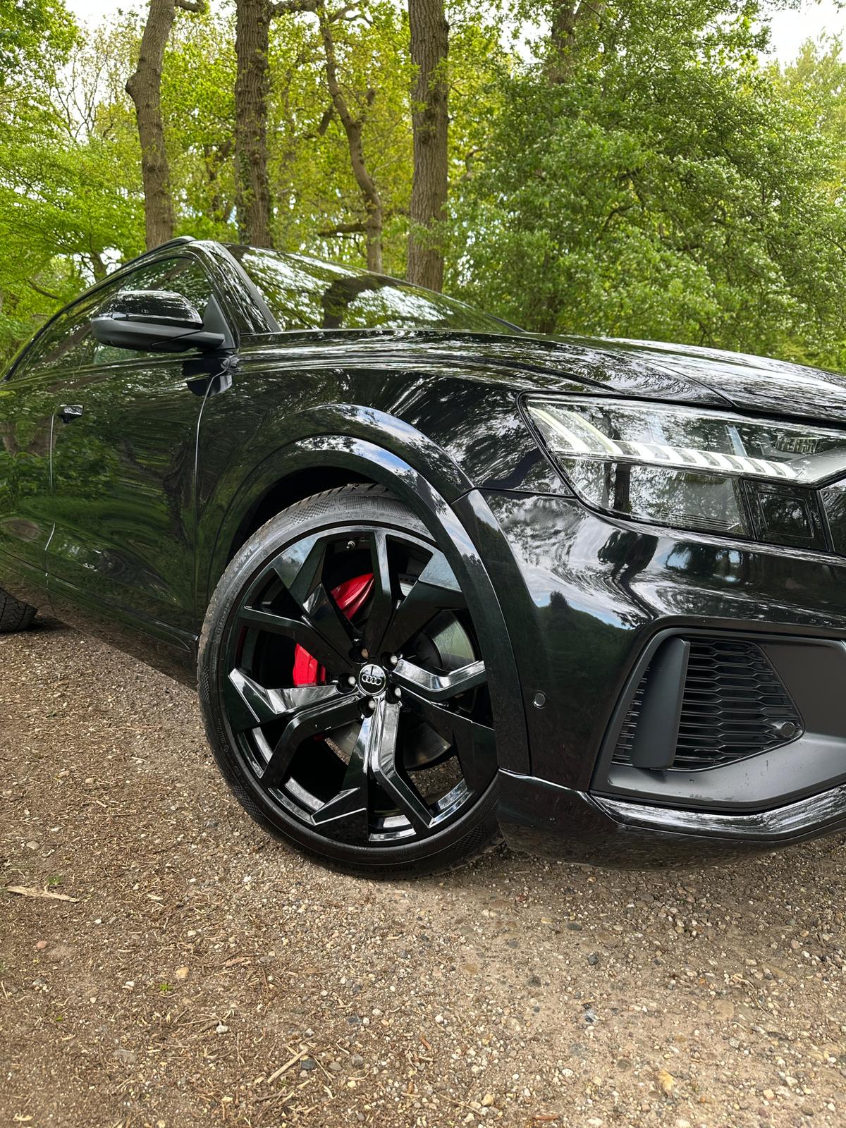Audi SQ8 velg close-up na behandeling